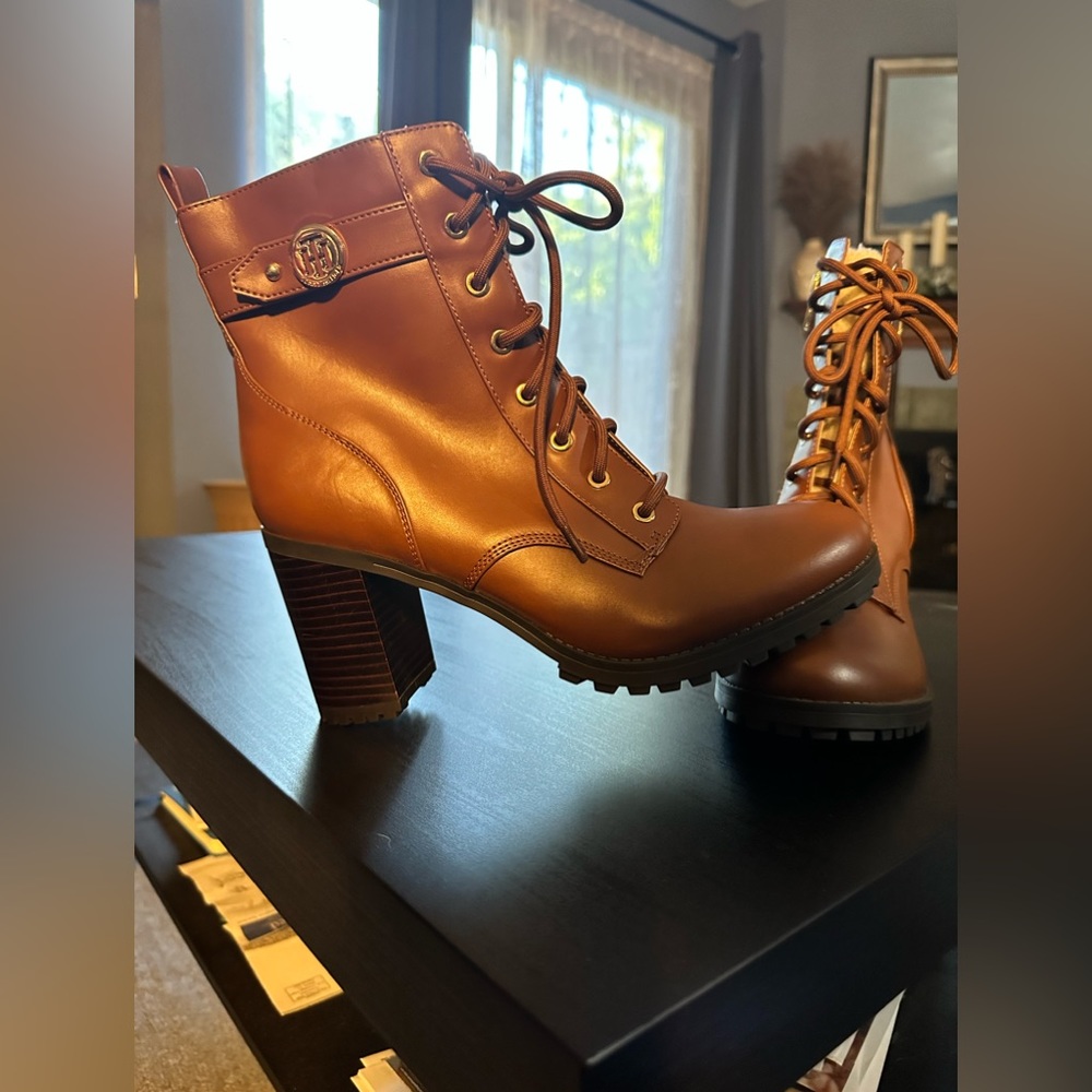 NEW Tommy Hilfiger Women's Brown Block Heel Ankle Boots Booties LaceUp